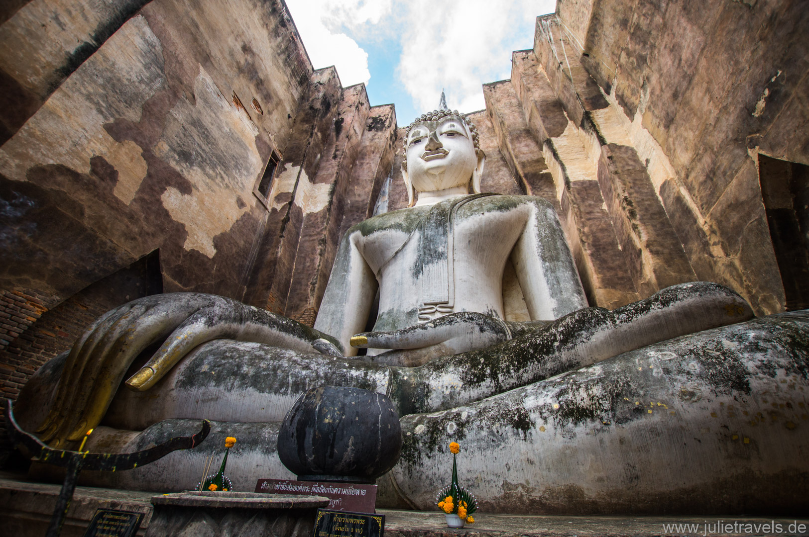 Eine große, sitzende Buddha-Statue