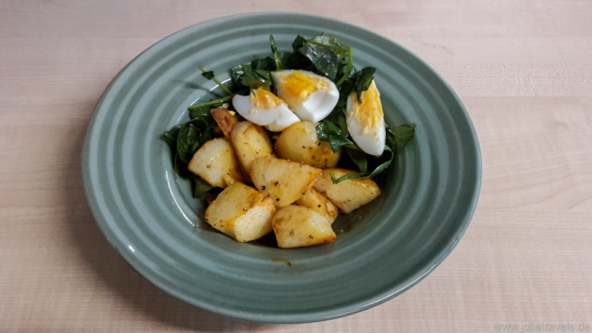 Salat mit gerösteten Kartoffeln, Spinat und Ei