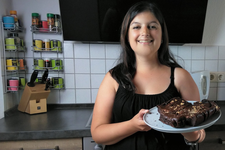Doris in ihrer Küche mit einem Kuchen in der Hand