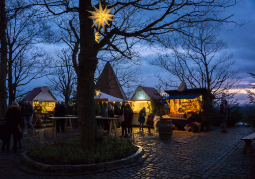 Stände vom Weihnachtsmarkt in der Mitte der Kernburg der Leuchtenburg.
