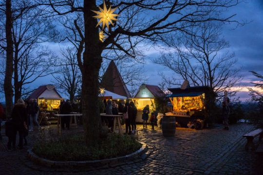 Stände vom Weihnachtsmarkt in der Mitte der Kernburg der Leuchtenburg.