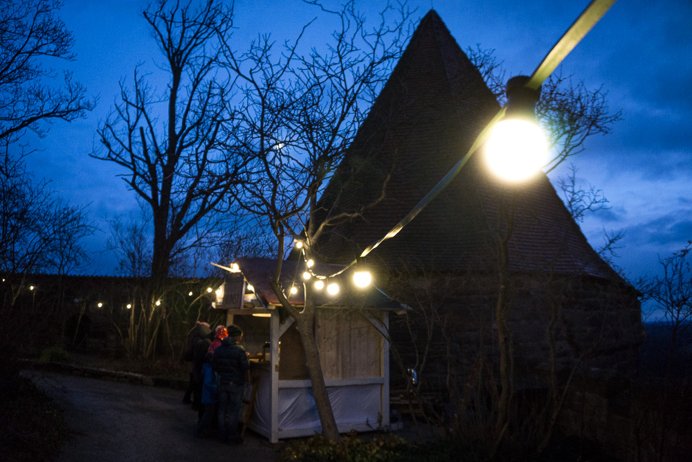 Weihnachtsmarktstand am Burgturm der Leuchtenburg