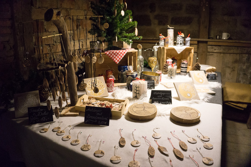 Ein Stand mit Holzschmuck und Kunsthandwerk.