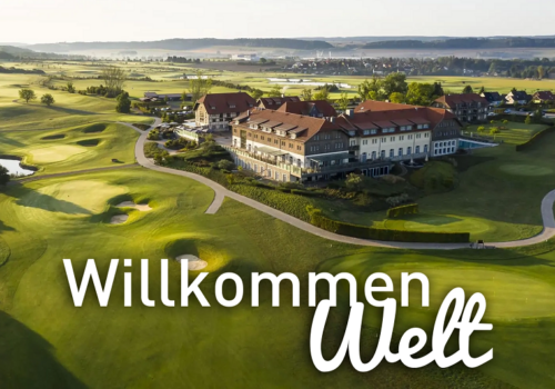 Eine Luftperspektive vom Spa & GolfResort Weimarer Land in Abendstimmung mit dem Schriftzug: Willkommen Welt