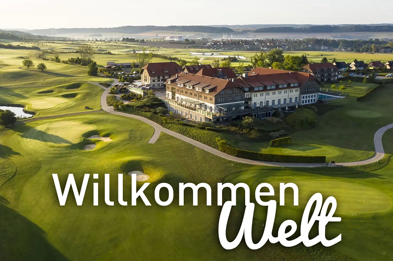 Eine Luftperspektive vom Spa & GolfResort Weimarer Land in Abendstimmung mit dem Schriftzug: Willkommen Welt